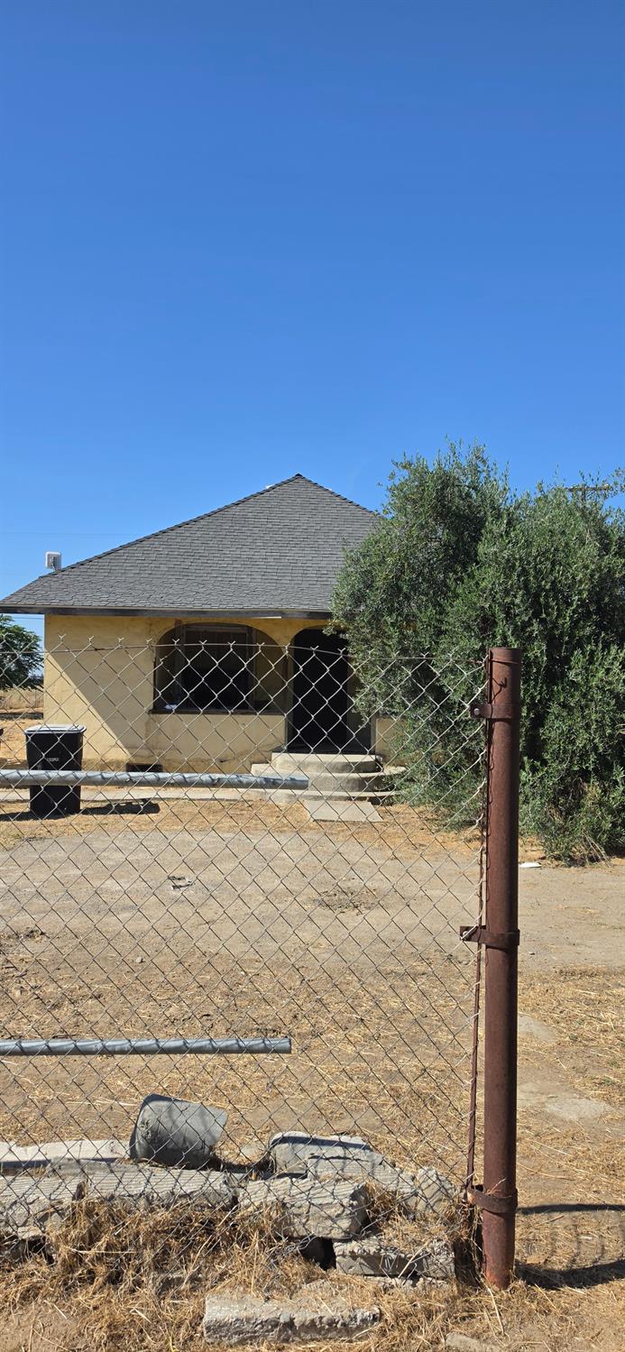Photo 1 of 9 — 590 E Daleville Avenue, Fresno, CA 93706