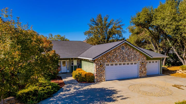 Photo 1 of 107 — 41282 Singing Hills Circle, Ahwahnee, CA 93601