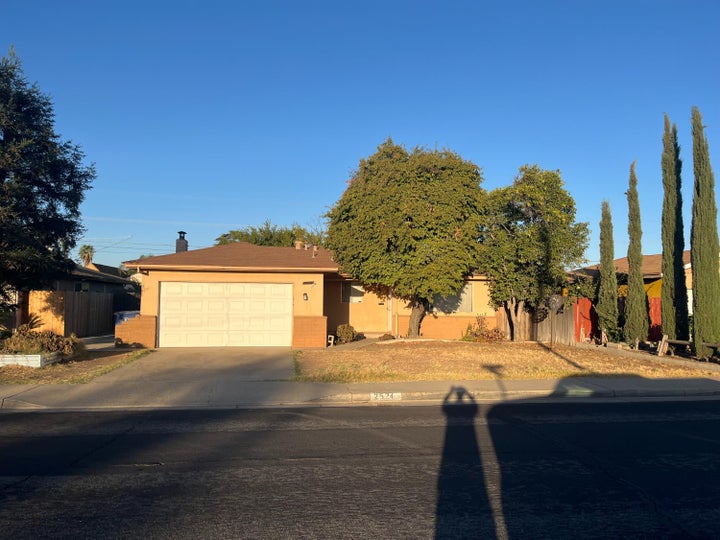 Photo 1 of 21 — 2524 Lind Avenue, Clovis, CA 93612