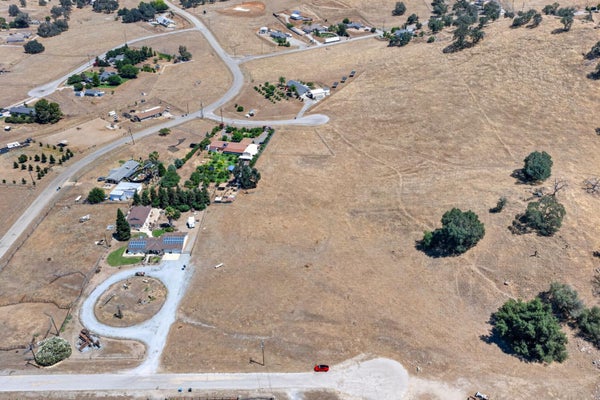 6050 DOGWOOD DR, SANGER, CA 93657 - Image bf9c6f74df2f582292e474b6ee35a9bb/3075390040