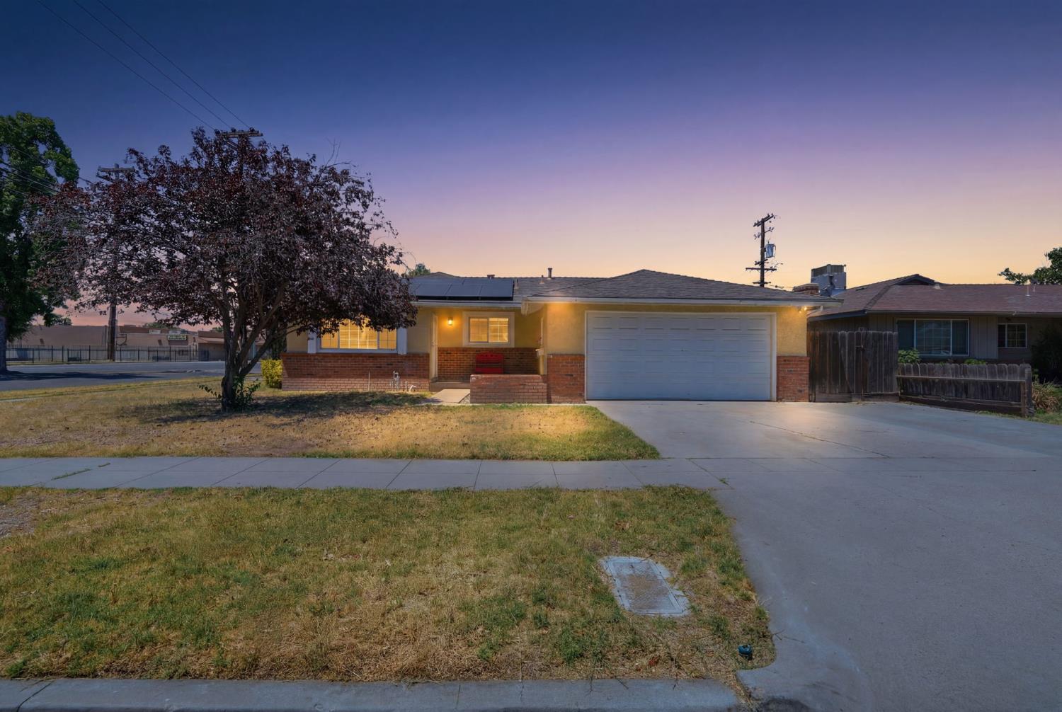 Photo 1 of 25 — 2519 E Buckingham Way, Fresno, CA 93726