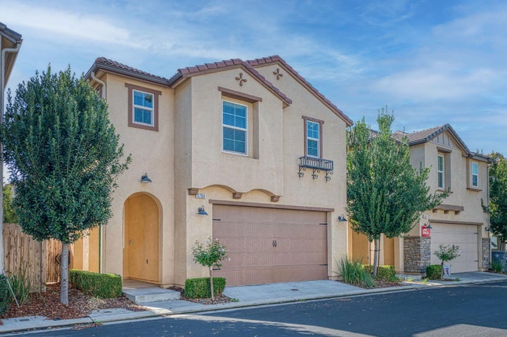 Photo 1 of 33 — 3700 Friendship Lane, Clovis, CA 93619