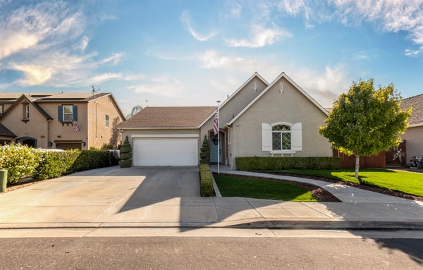 1853 TWINBERRY AVE, CLOVIS, CA 93619 - Image dede25fd0cdebb44ebd997f4937b50e5/3760711366