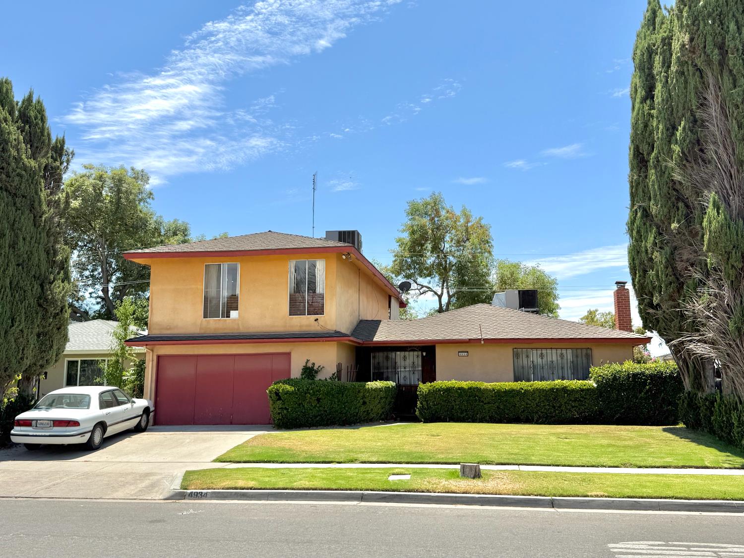 Photo 1 of 32 — 4934 E Floradora Avenue, Fresno, CA 93727