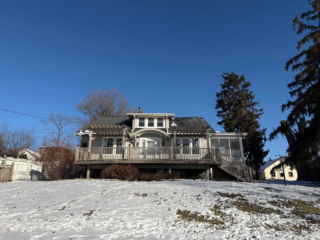 Photo of 959 Clarke Drive, Dubuque, IA 52001 (MLS # 153362)