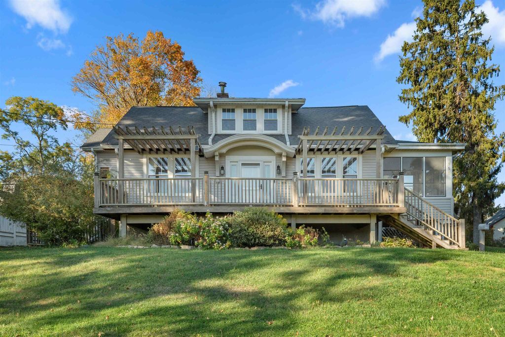 Photo of 959 Clarke Drive, Dubuque, IA 52001 (MLS # 153362)