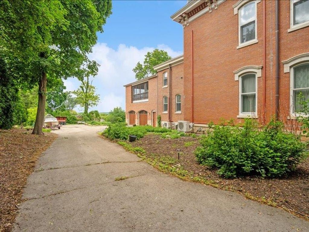 Photo of 563 W 11th Street, Dubuque, IA 52001 (MLS # 152672)