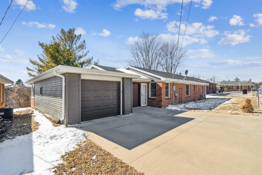 Photo of 8992 Metropolitan Heights, Dubuque, IA 52003 (MLS # 154028)