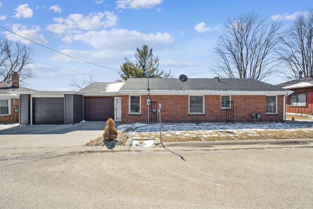 Photo of 8992 Metropolitan Heights, Dubuque, IA 52003 (MLS # 154028)