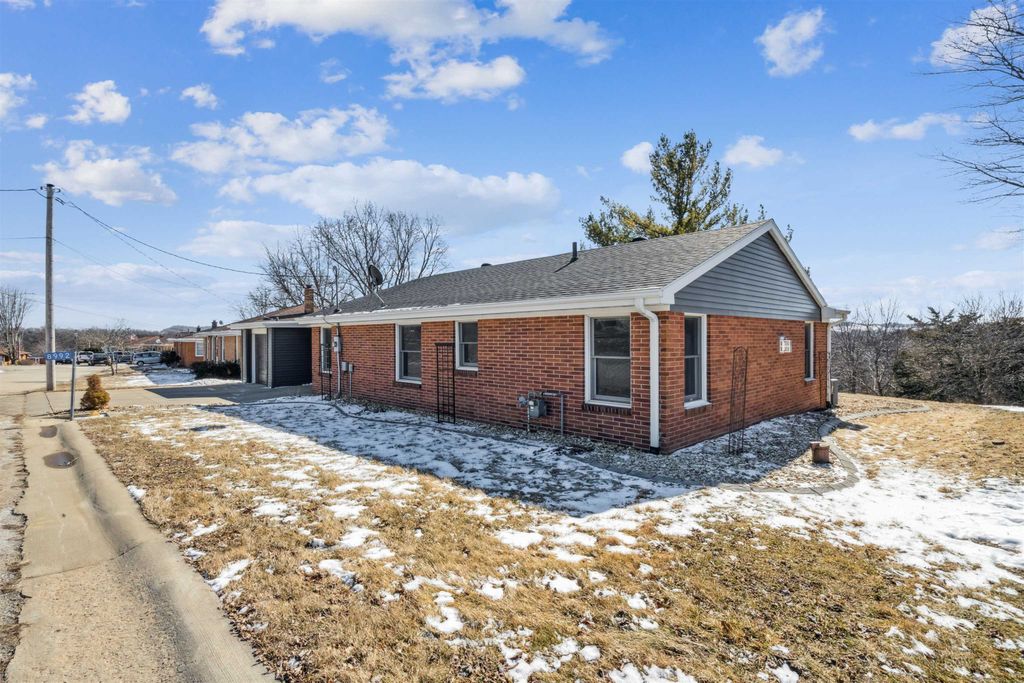 Photo of 8992 Metropolitan Heights, Dubuque, IA 52003 (MLS # 154028)