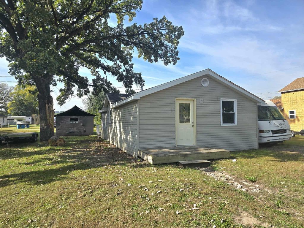 Photo of 422 Wyota Avenue, East Dubuque, IL 61025 (MLS # 152966)