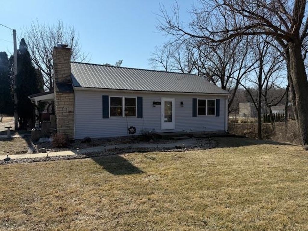 Photo of 611 E 1st Street, Anamosa, IA 52205 (MLS # 153964)