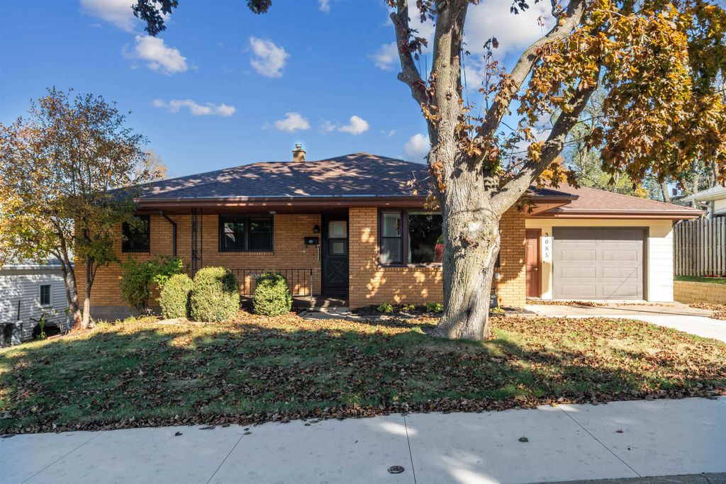 Photo of 3085 Lindale Street, Dubuque, IA 52001 (MLS # 153411)