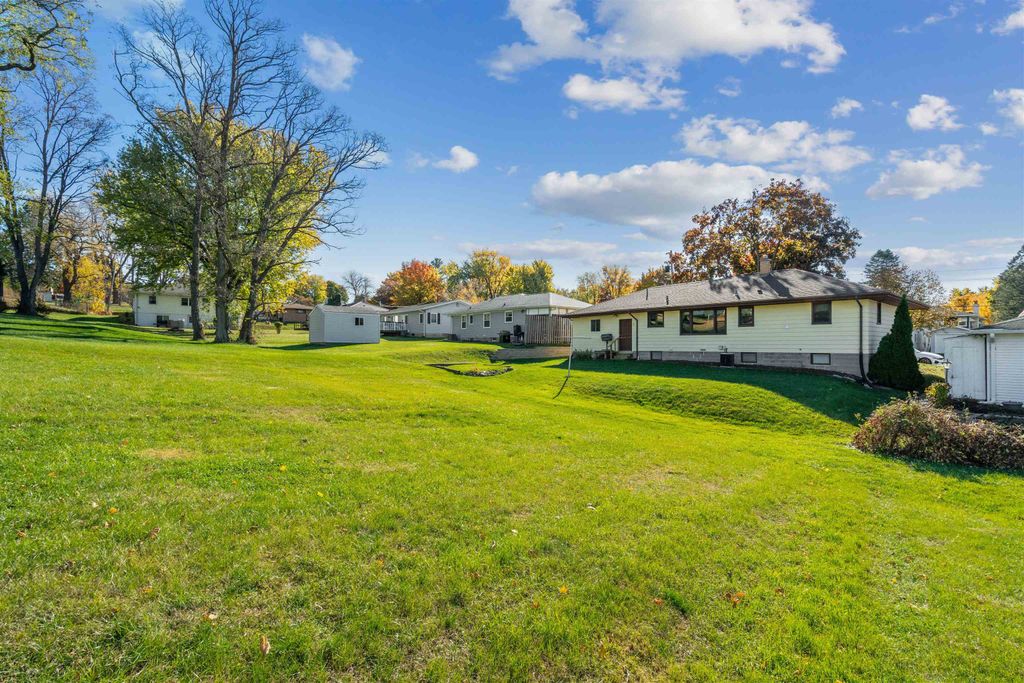 Photo of 3085 Lindale Street, Dubuque, IA 52001 (MLS # 153411)