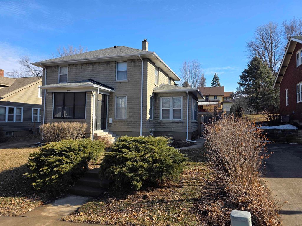 Photo of 1086 Wood Street, Dubuque, IA 52001 (MLS # 153968)