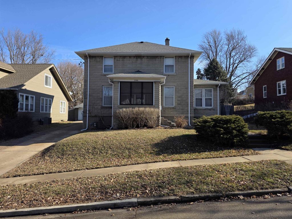 Photo of 1086 Wood Street, Dubuque, IA 52001 (MLS # 153968)