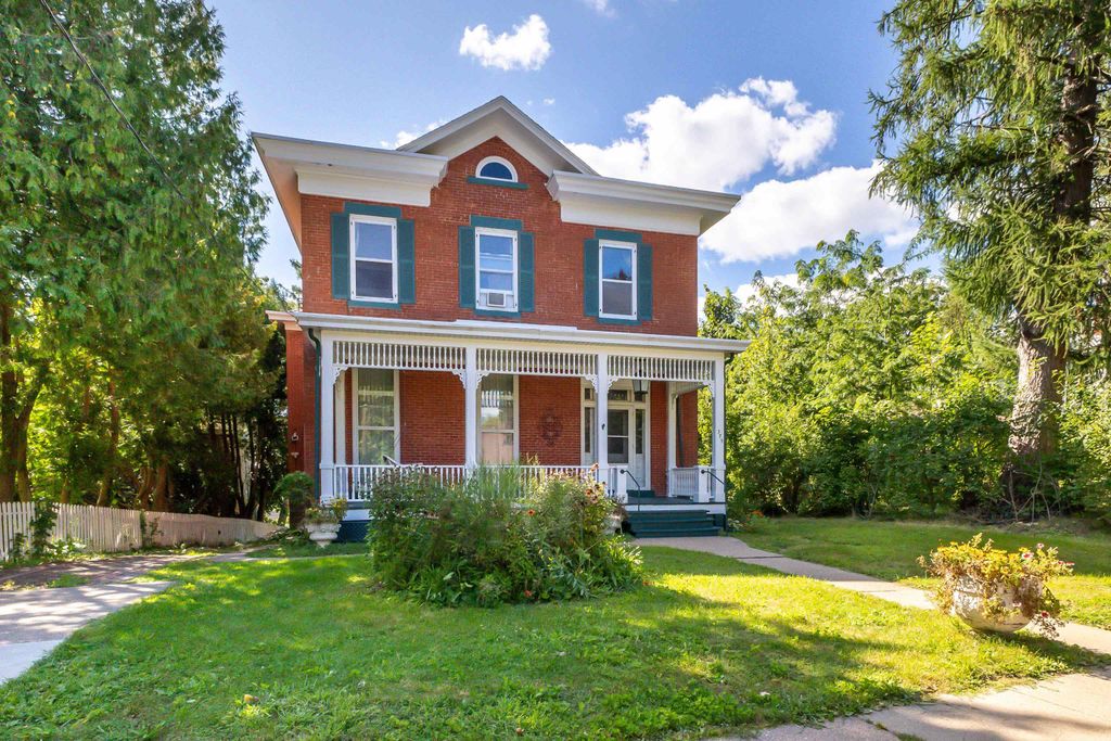 Photo of 375 Alpine Street, Dubuque, IA 52001 (MLS # 152857)