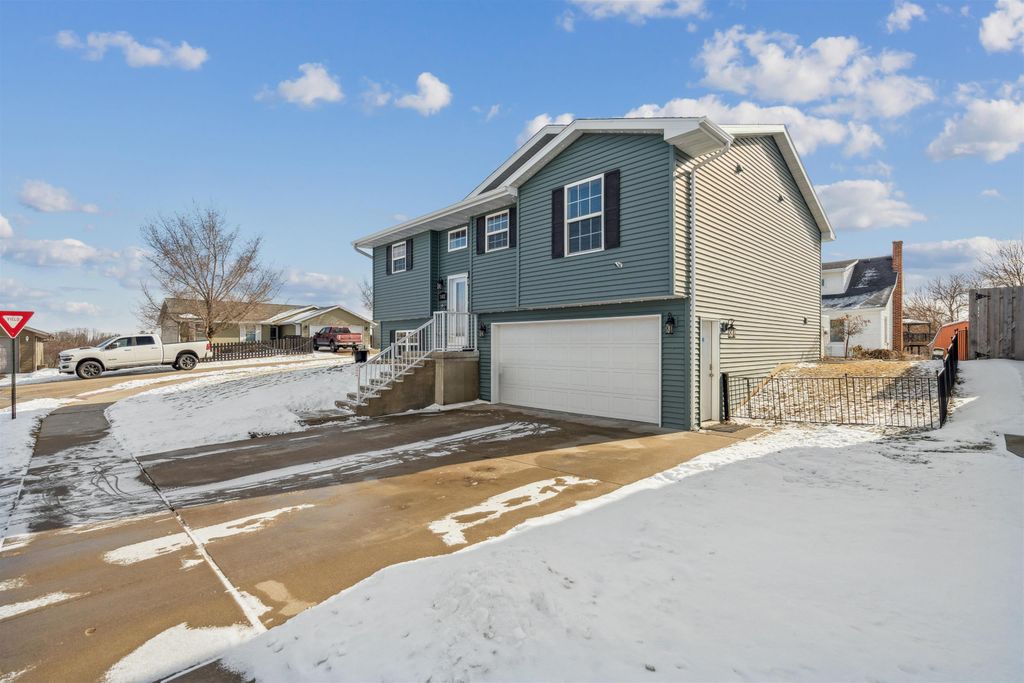 Photo of 2002 Eagle Valley Drive, Dubuque, IA 52001 (MLS # 153888)