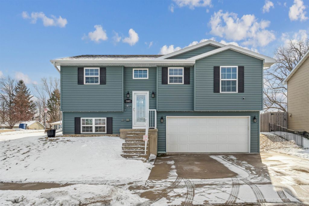 Photo of 2002 Eagle Valley Drive, Dubuque, IA 52001 (MLS # 153888)