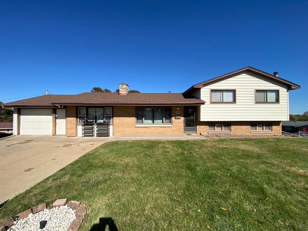 Photo of 2744 Linda Court, Dubuque, IA 52001 (MLS # 153303)