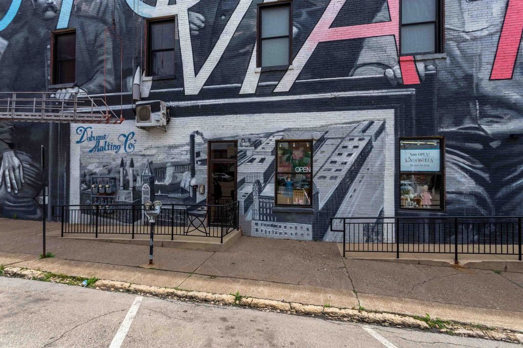 Photo of 220 W 2nd Street, Dubuque, IA 52001 (MLS # 153146)
