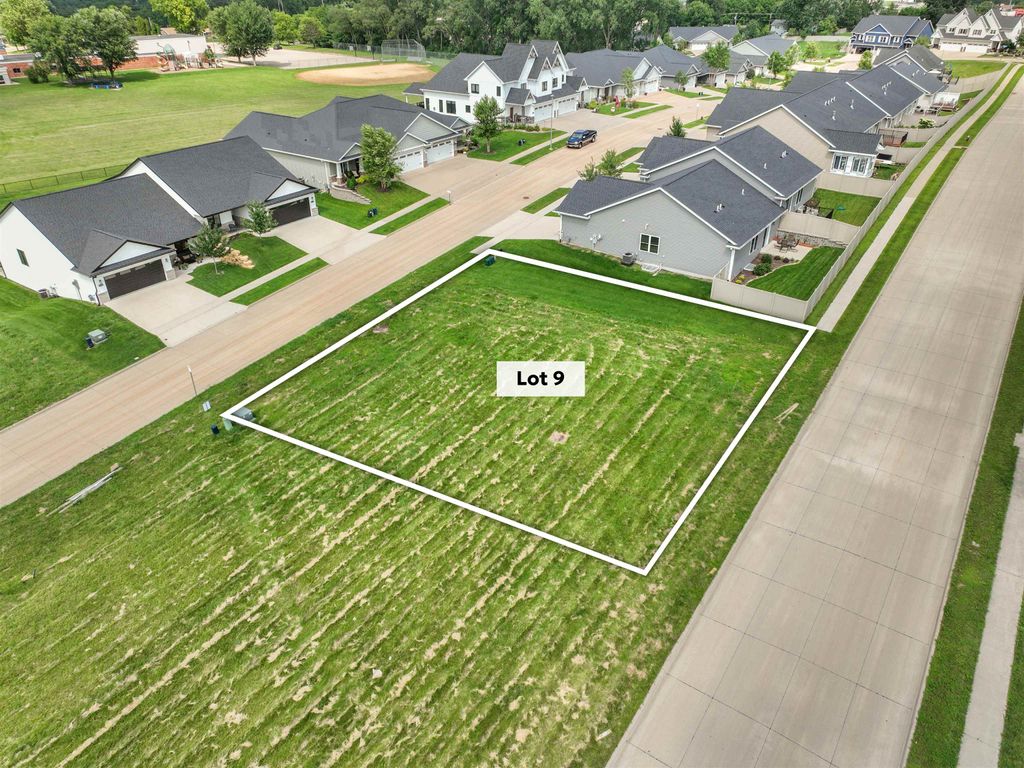 Photo of Lot 9 Autumn Ridge Lane, Dubuque, IA 52003 (MLS # 152554)