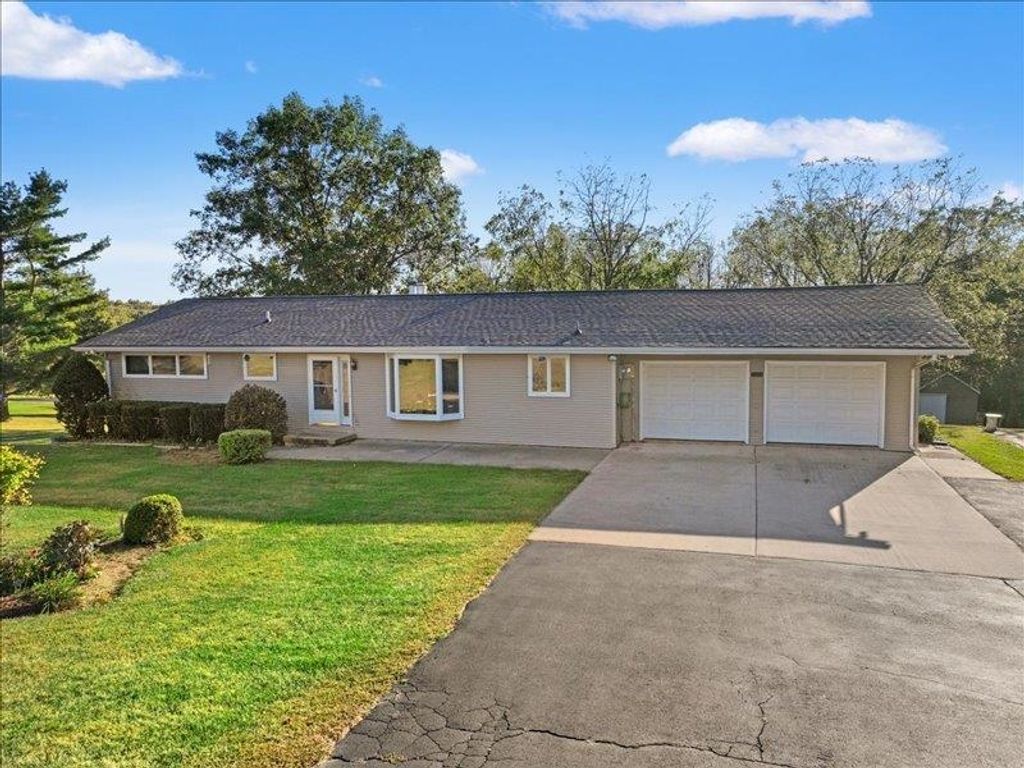 Photo of 8373 Olde Davenport Road, Dubuque, IA 52003 (MLS # 153211)