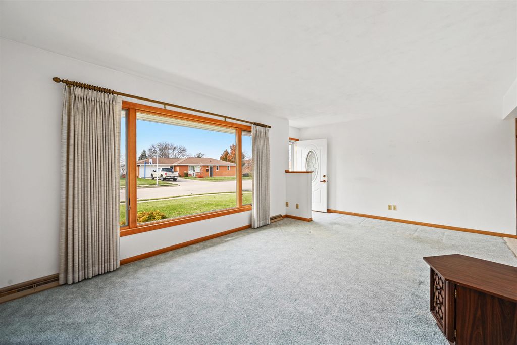 Photo of 2734 Linda Court, Dubuque, IA 52001 (MLS # 153465)