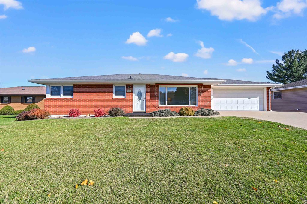 Photo of 2734 Linda Court, Dubuque, IA 52001 (MLS # 153465)