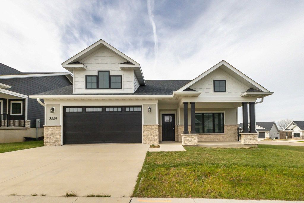 Photo of 3669 Vintage Lane, Dubuque, IA 52002 (MLS # 153412)