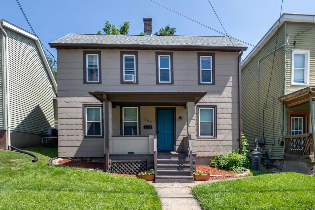 Photo of 337 Kaufmann Avenue, Dubuque, IA 52001 (MLS # 154233)