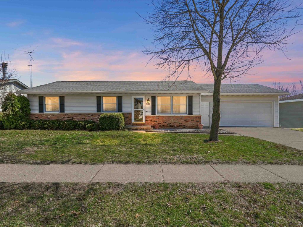 Photo of 900 Valentine Drive, Dubuque, IA 52003 (MLS # 154181)