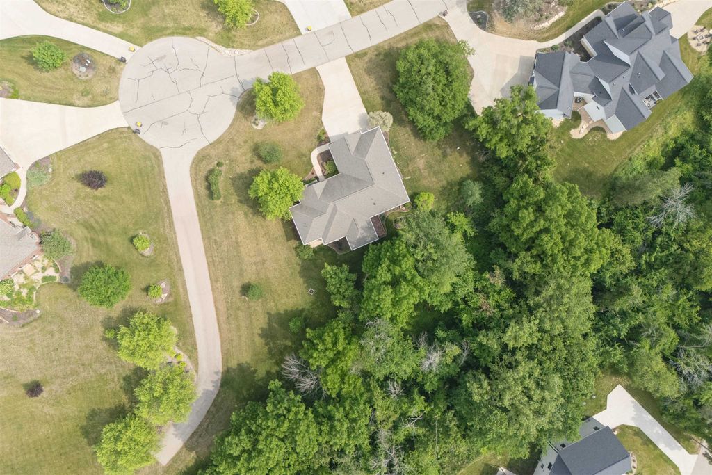 Photo of 17425 Castlemaine Lane, Dubuque, IA 52001 (MLS # 152428)