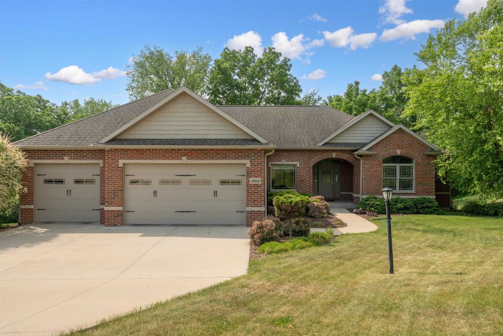 Photo of 17425 Castlemaine Lane, Dubuque, IA 52001 (MLS # 152428)