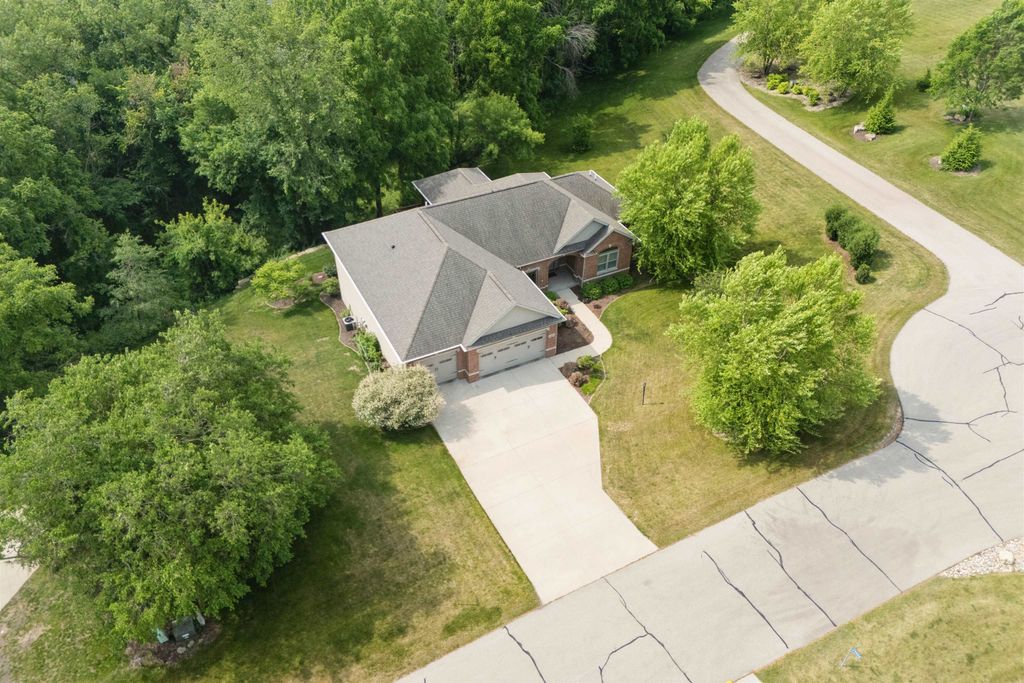 Photo of 17425 Castlemaine Lane, Dubuque, IA 52001 (MLS # 152428)