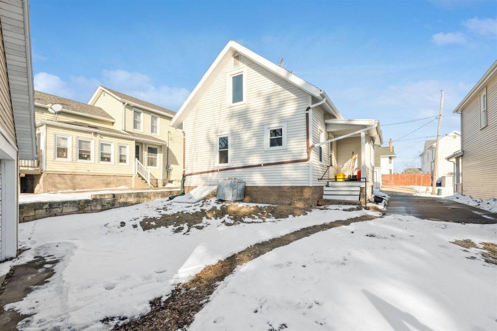 Photo of 757 Roberts Street, Dubuque, IA 52001 (MLS # 153887)