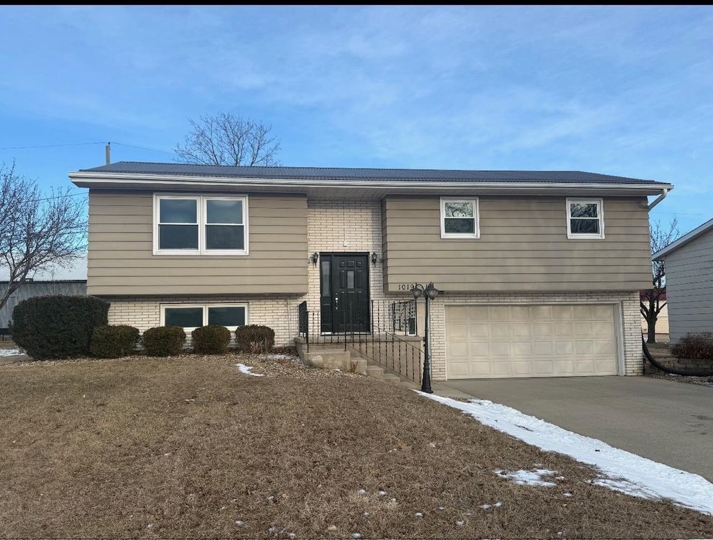 Photo of 1019 SE 8th Street, Dyersville, IA 52040 (MLS # 154098)