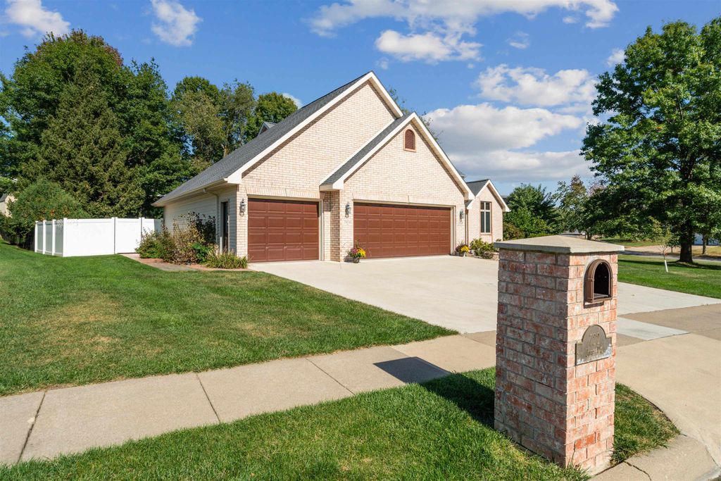 Photo of 722 June Drive, Dubuque, IA 52003 (MLS # 153147)