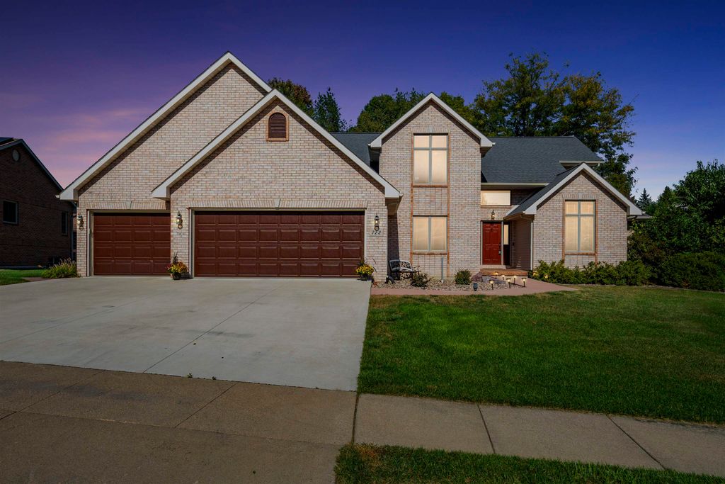Photo of 722 June Drive, Dubuque, IA 52003 (MLS # 153147)