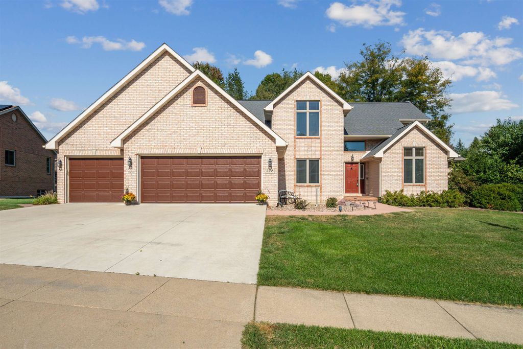 Photo of 722 June Drive, Dubuque, IA 52003 (MLS # 153147)