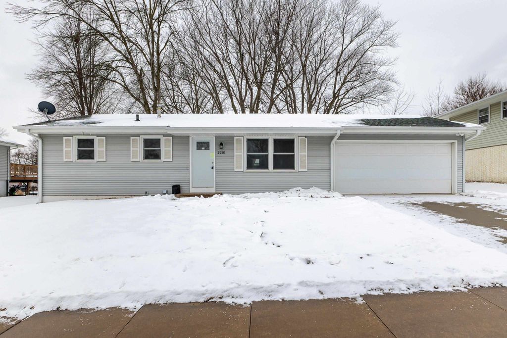 Photo of 2201 Del Monaco Drive, Dubuque, IA 52002 (MLS # 153880)