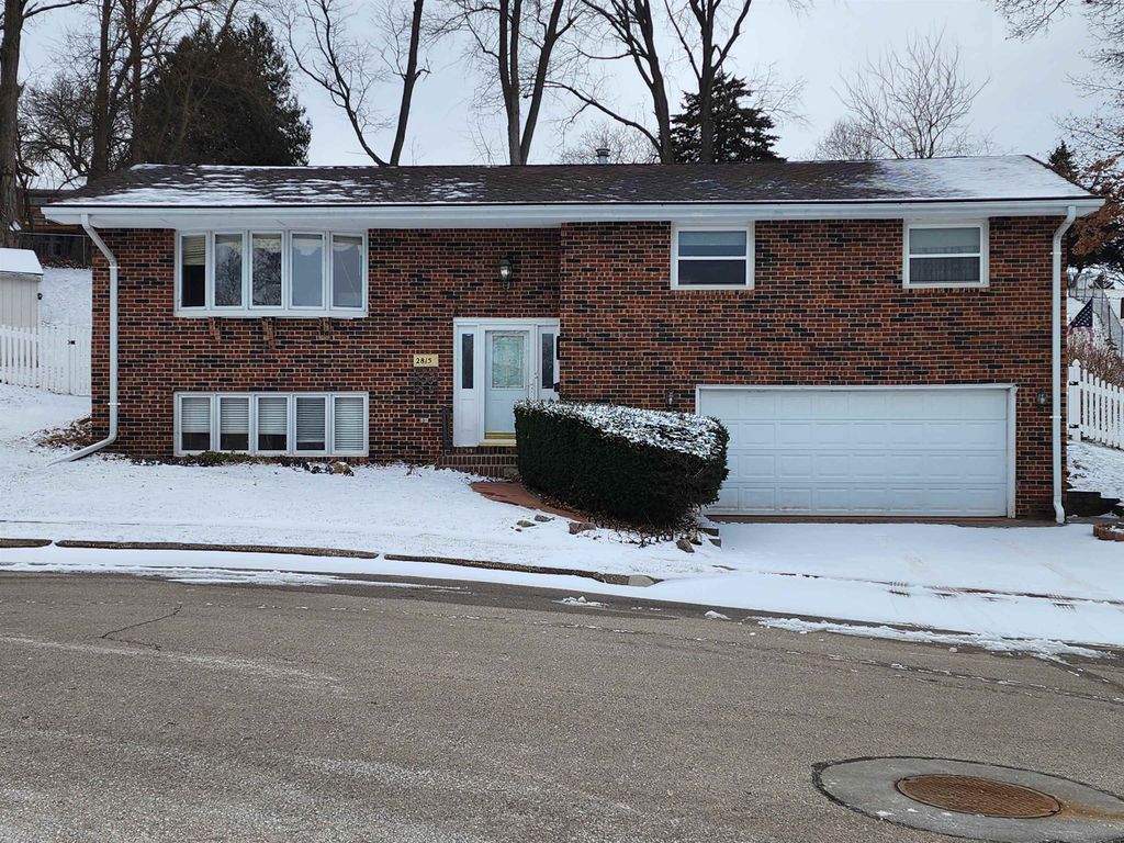 Photo of 2815 Wildwood Court, Dubuque, IA 52001 (MLS # 154023)