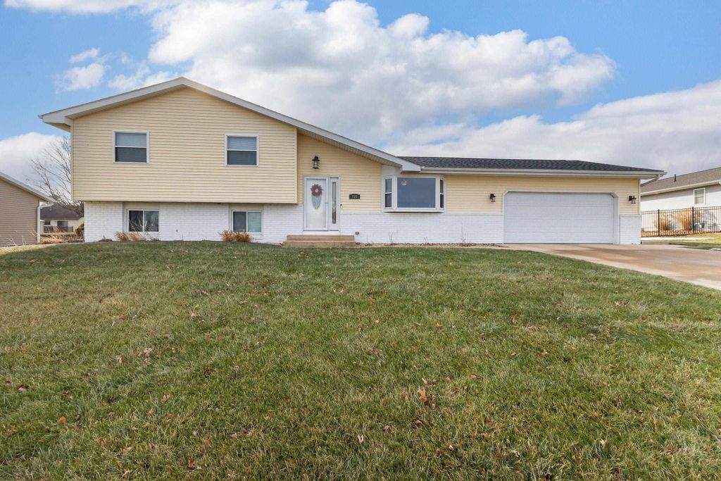 Photo of 725 Country Club Drive, Maquoketa, IA 52060 (MLS # 153722)