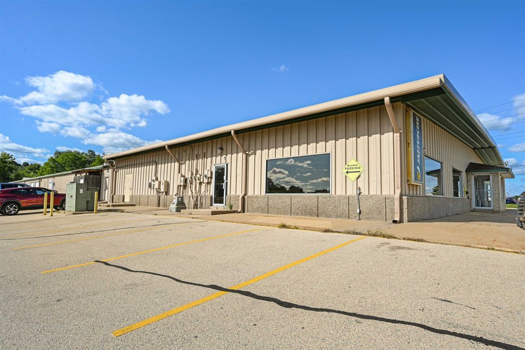 Photo of 2095 Kerper Boulevard, Dubuque, IA 52001 (MLS # 152877)