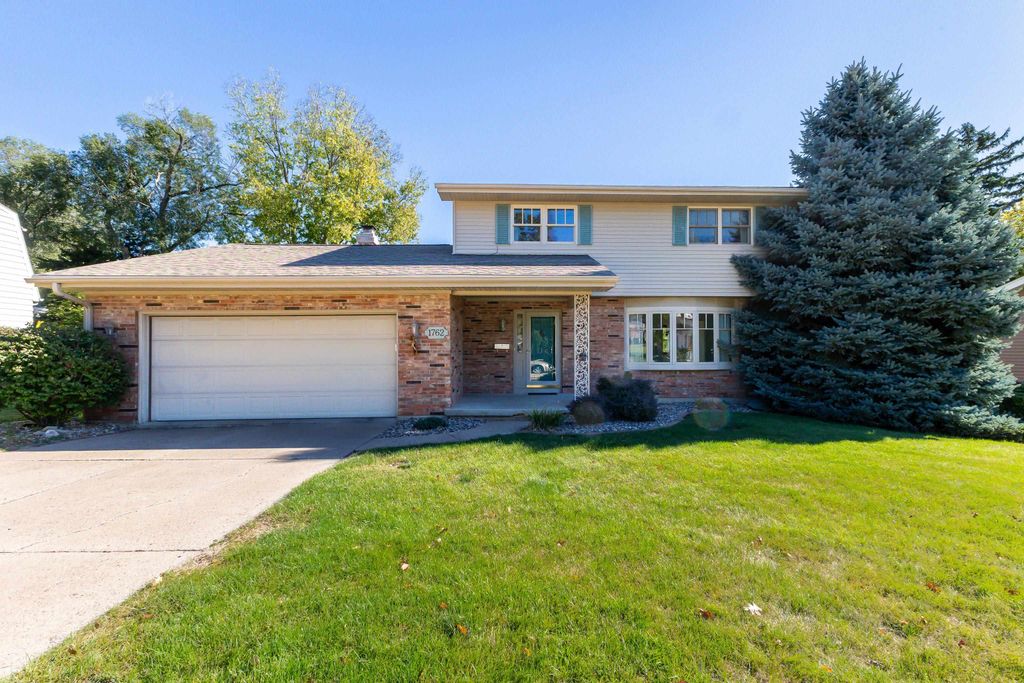 Photo of 1762 Churchill Drive, Dubuque, IA 52001 (MLS # 153221)