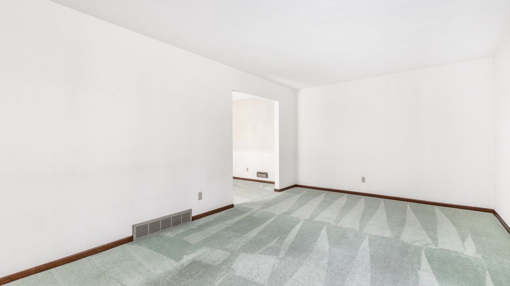 Photo of 1762 Churchill Drive, Dubuque, IA 52001 (MLS # 153221)