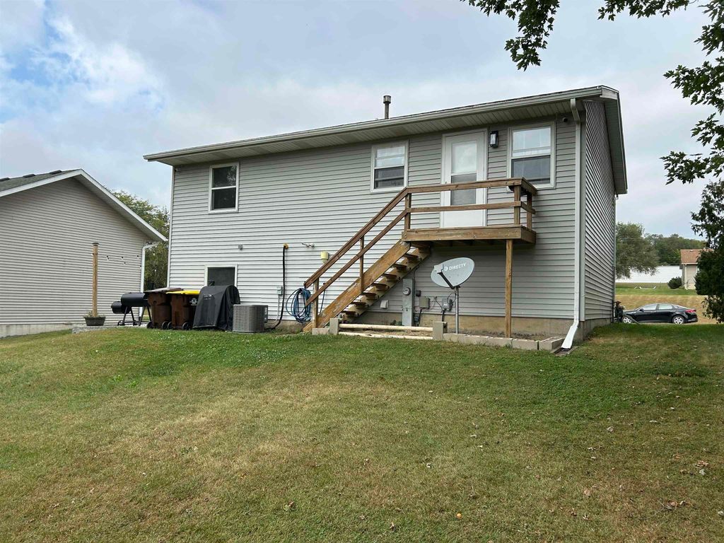 Photo of 911 Lisa Drive, Maquoketa, IA 52060 (MLS # 153179)