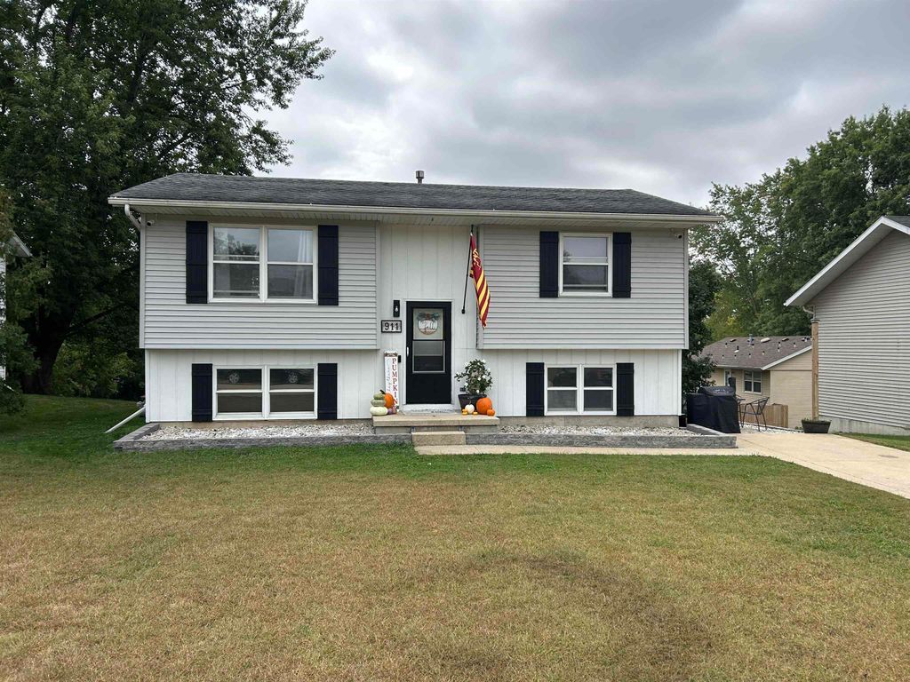 Photo of 911 Lisa Drive, Maquoketa, IA 52060 (MLS # 153179)
