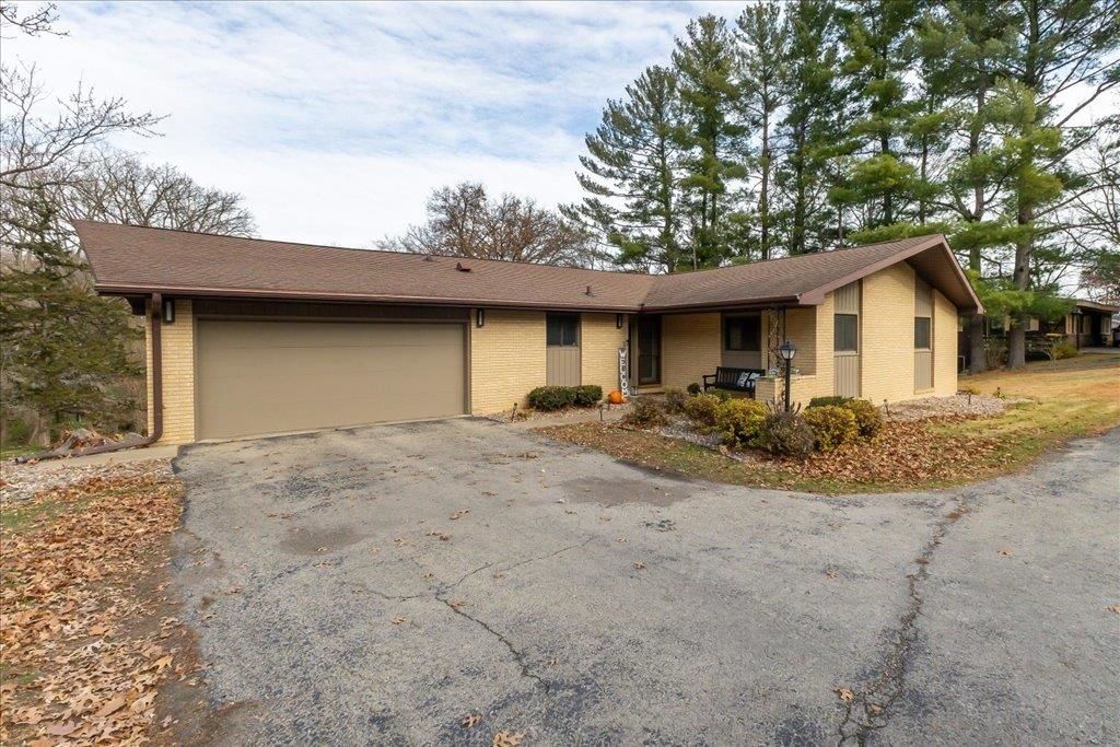 Photo of 12315 Kingston Way, Dubuque, IA 52001 (MLS # 153500)