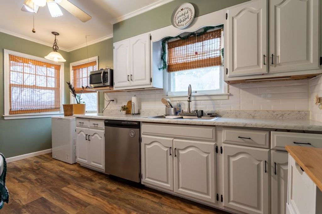 Photo of 105 Cherokee Drive, Dubuque, IA 52003 (MLS # 153558)